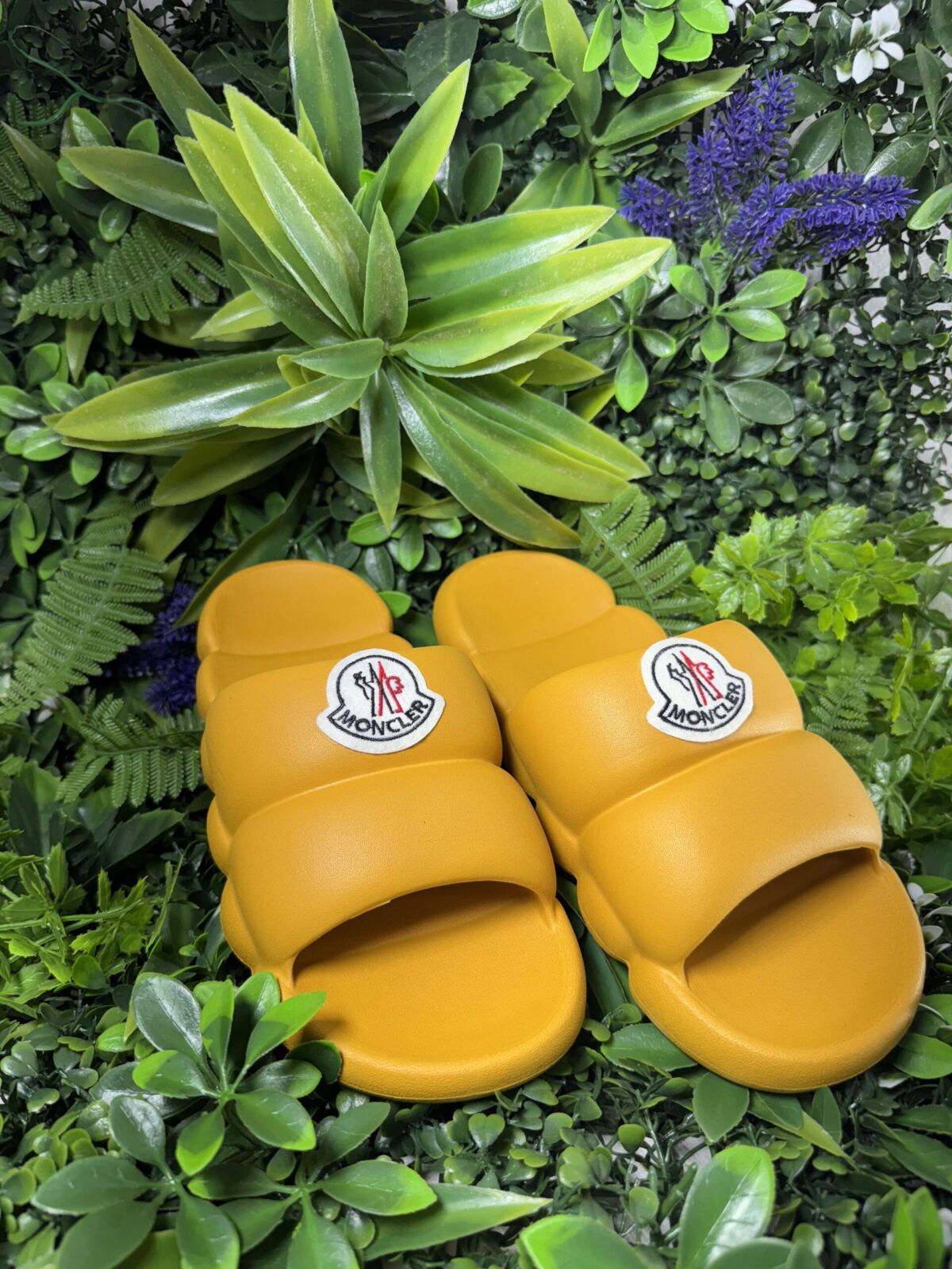 εντυπωσιακά slides από τη Moncler. Σε έντονο μουσταρδί χρώμα