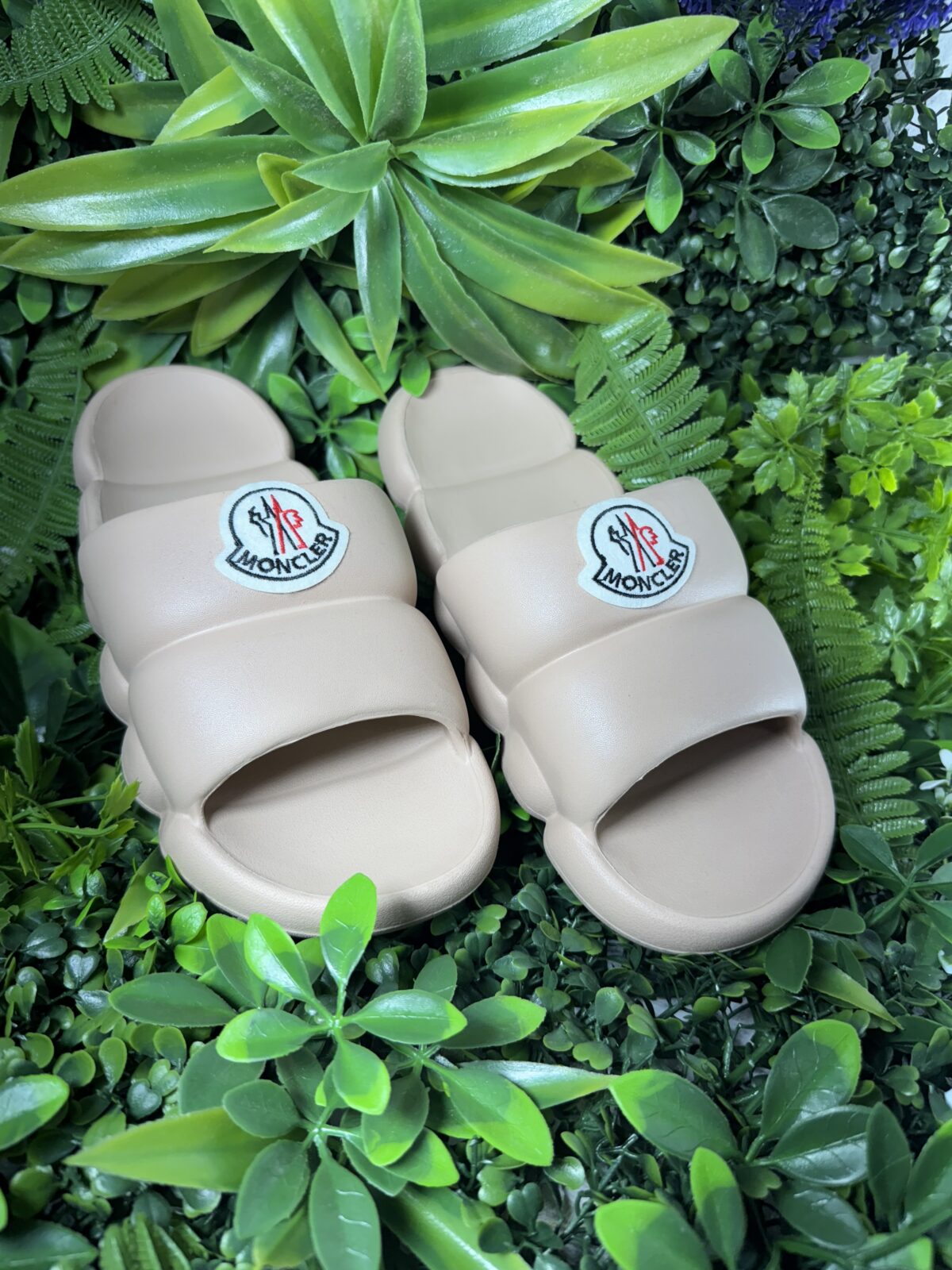 εντυπωσιακά slides από τη Moncler. Σε Ροζ Απαλο χρώμα