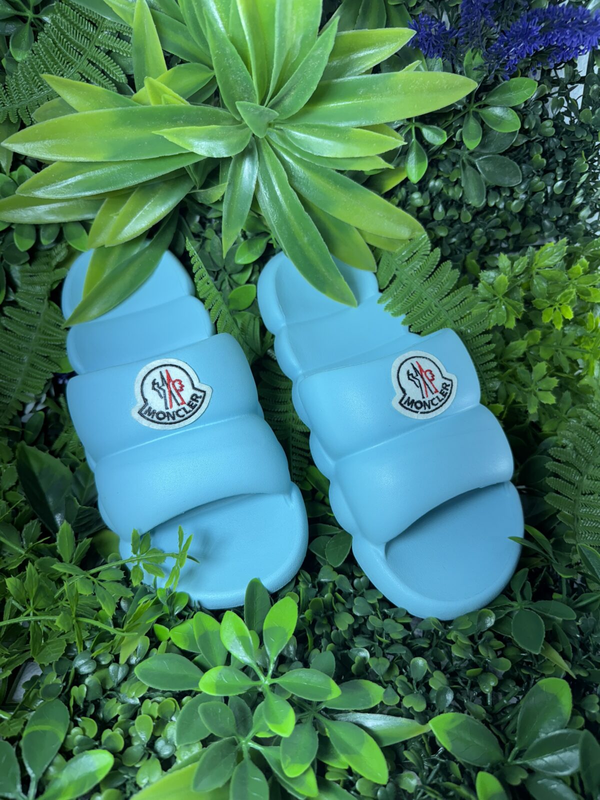 εντυπωσιακά slides από τη Moncler. Σε Γαλάζιο  χρώμα