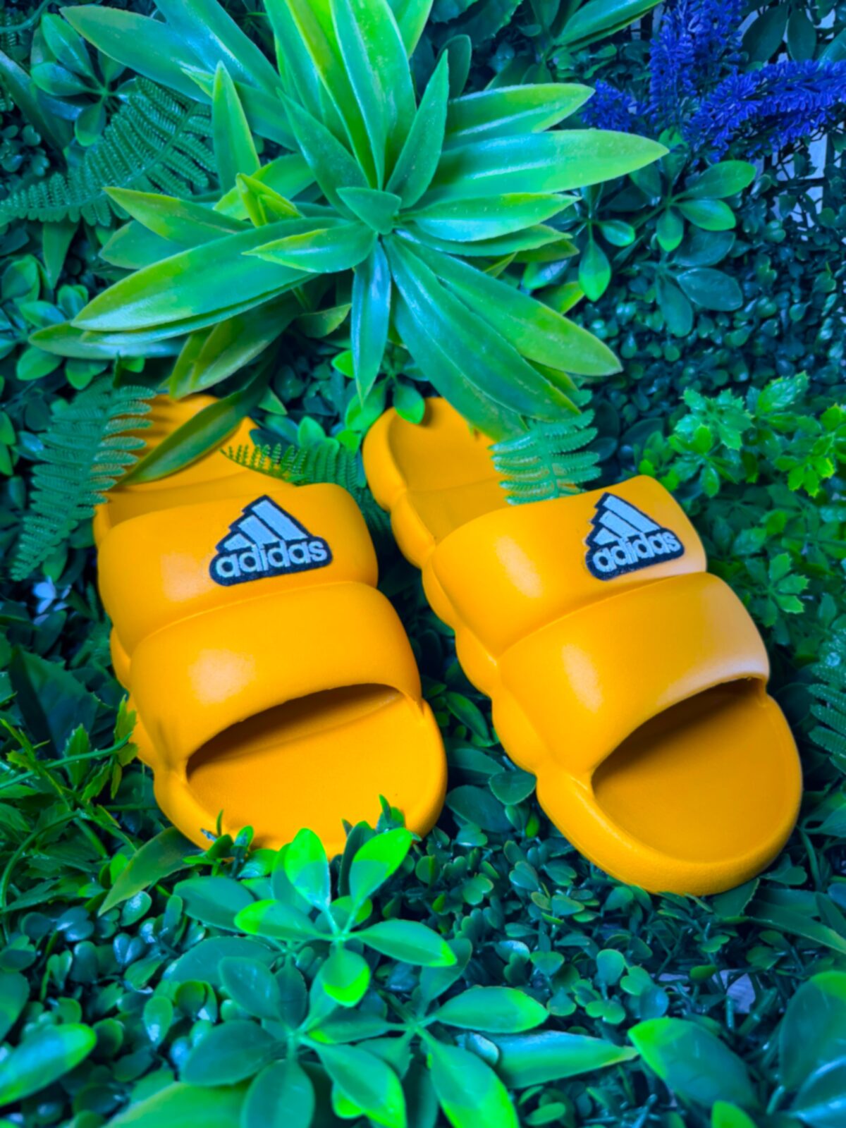 εντυπωσιακά slides από την Adidas Σε έντονο μουσταρδί χρώμα