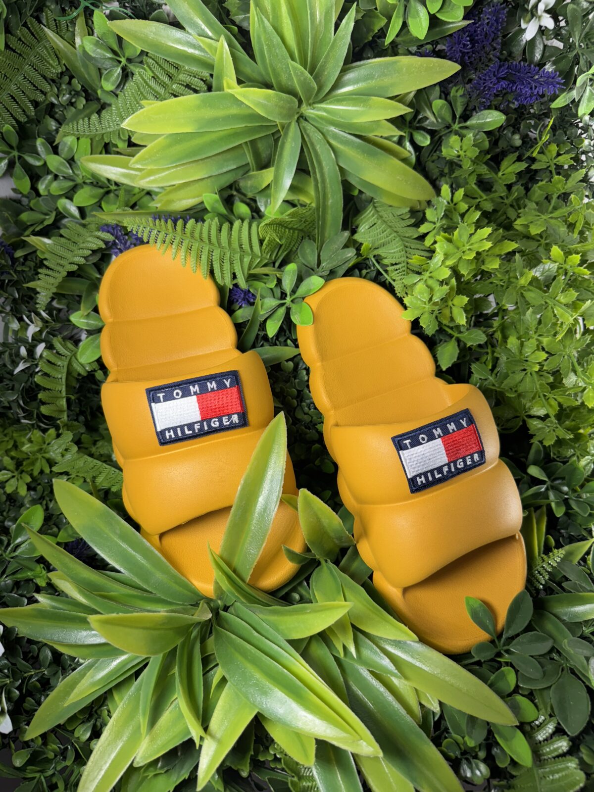 εντυπωσιακά slides από τη Tommy Hilfiger Σε έντονο μουσταρδί χρώμα
