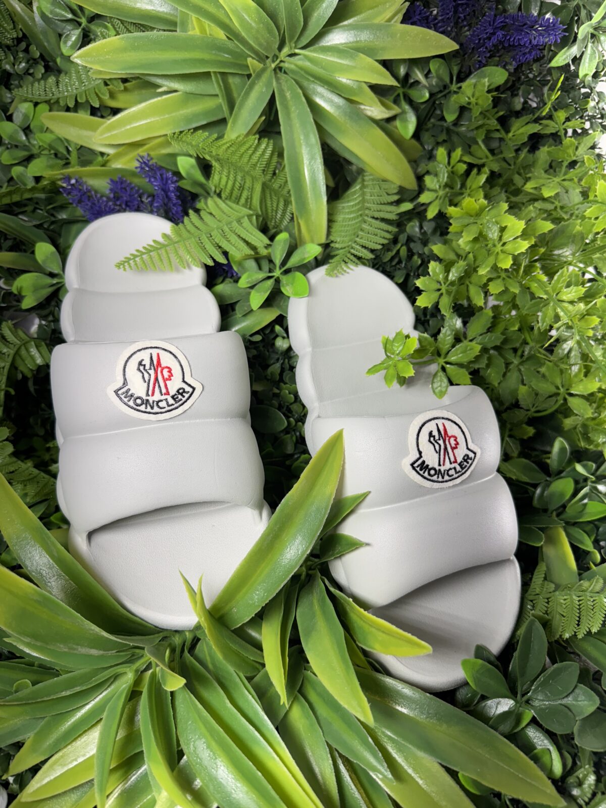 εντυπωσιακά slides από τη Moncler. Σε Γκρι χρώμα