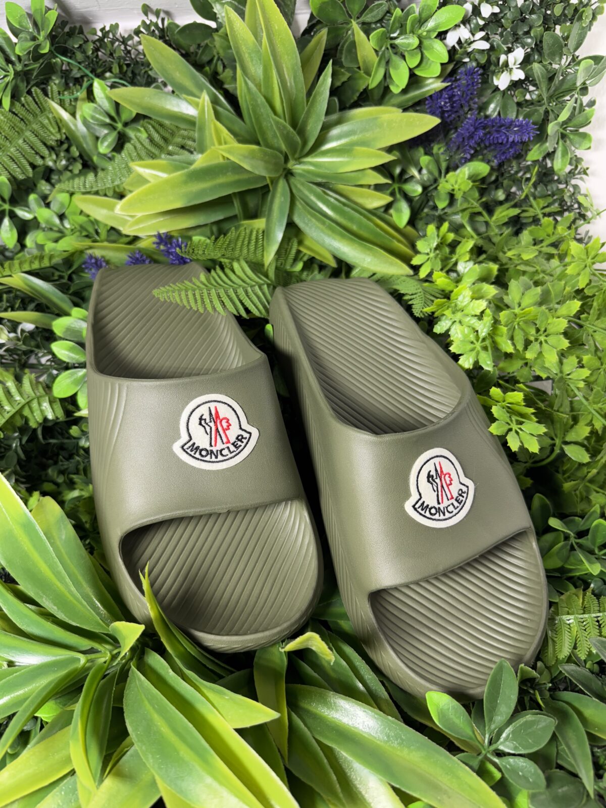 εντυπωσιακά slides από τη Moncler. Σε Χακί χρώμα