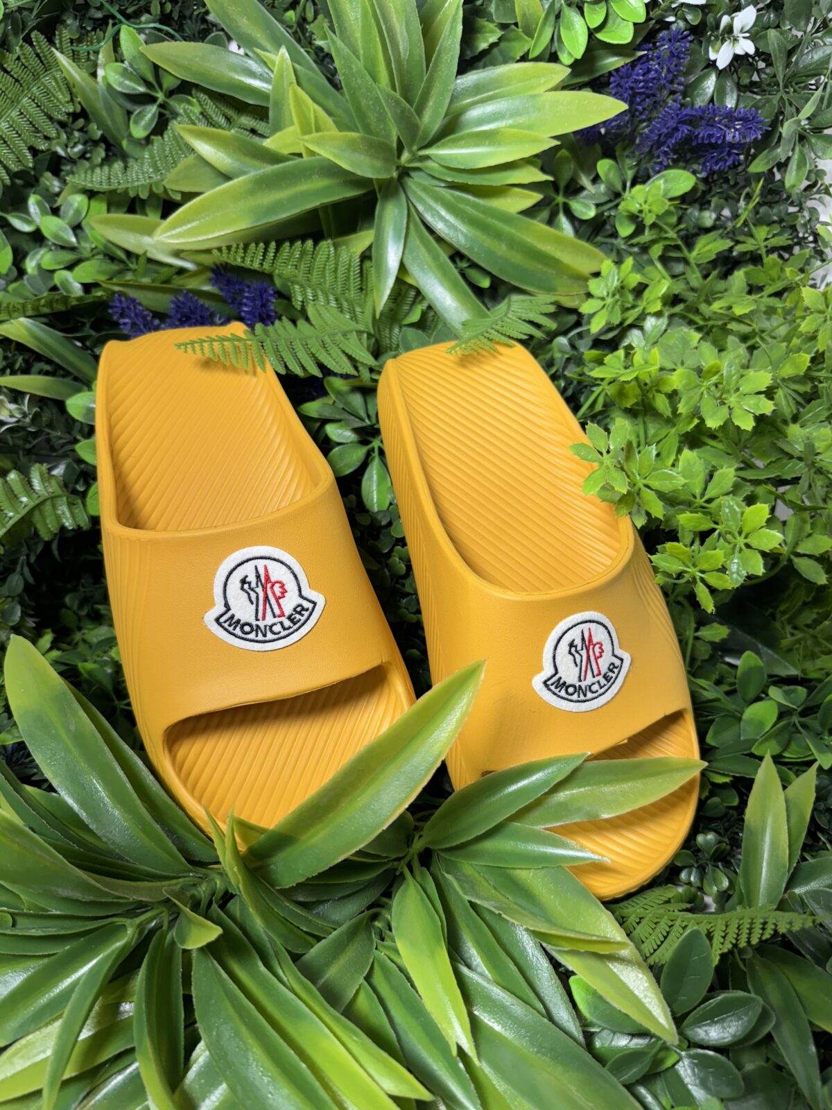 εντυπωσιακά slides από τη Moncler.Σε έντονο μουσταρδί χρώμα