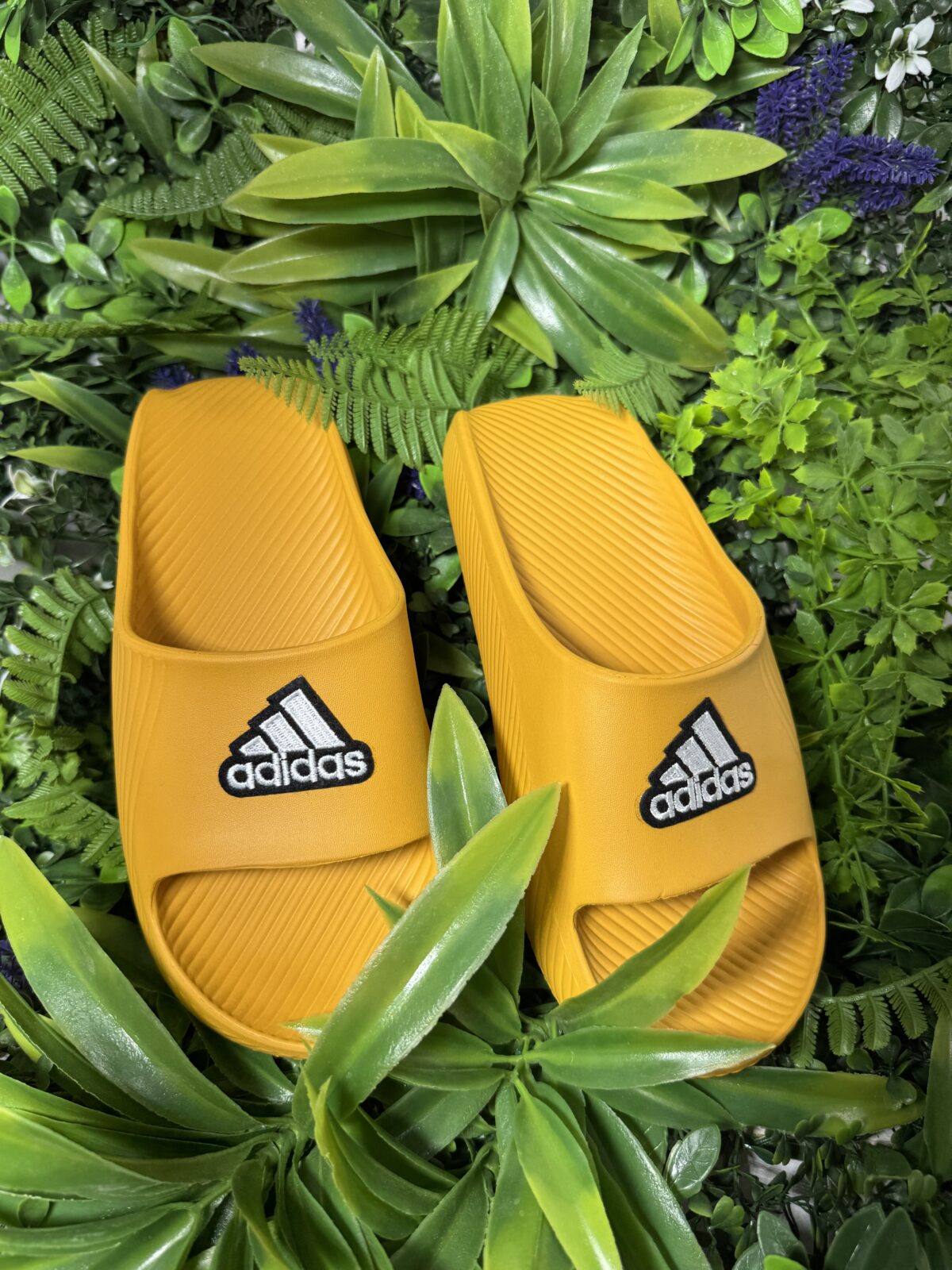 εντυπωσιακά slides από την Adidas Σε έντονο μουσταρδί χρώμα