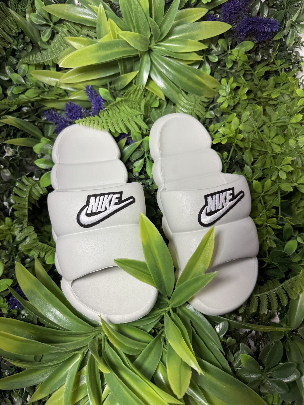 εντυπωσιακά slides από τη Nike. Σε Γκρι χρώμα