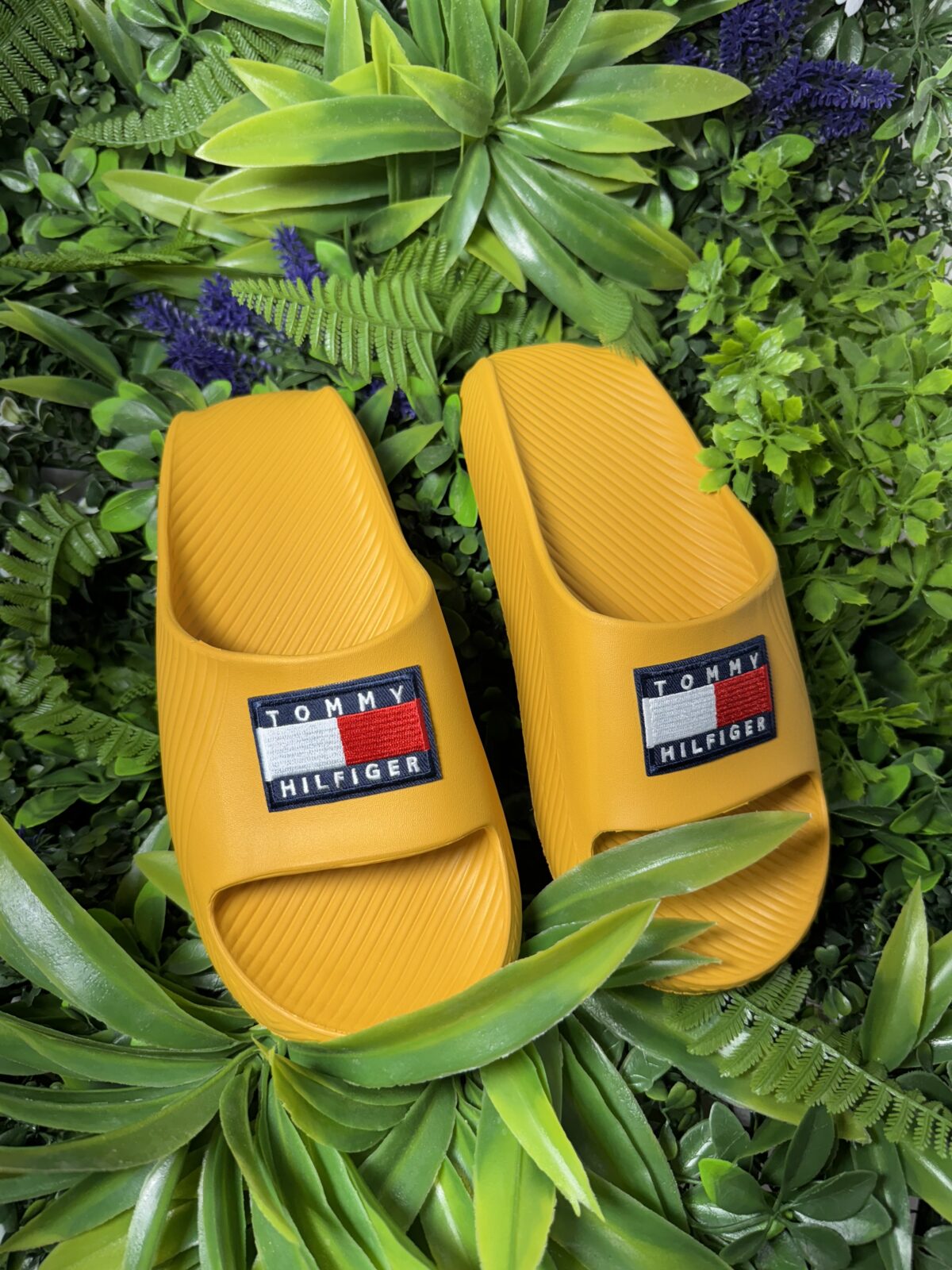 παντόφλες από τη Tommy Hilfiger Σε έντονο κίτρινο χρώμα