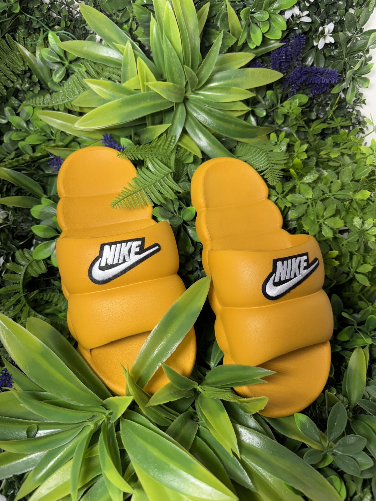 εντυπωσιακά slides από τη Nike. Σε Μουσταρδί χρώμα