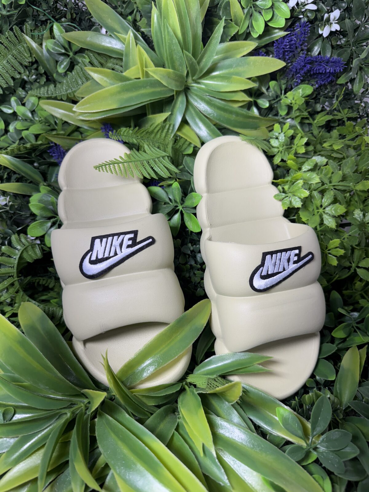 εντυπωσιακά slides από τη Nike. Σε Φιστικί Απαλο χρώμα