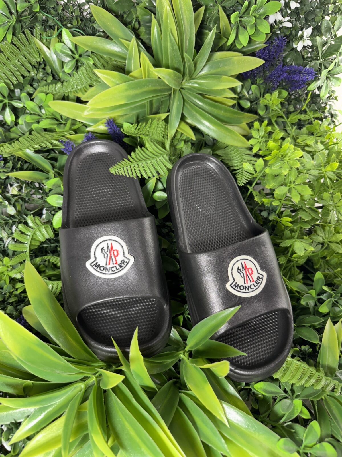 παντόφλες Moncler. Με κομψό μαύρο χρώμα