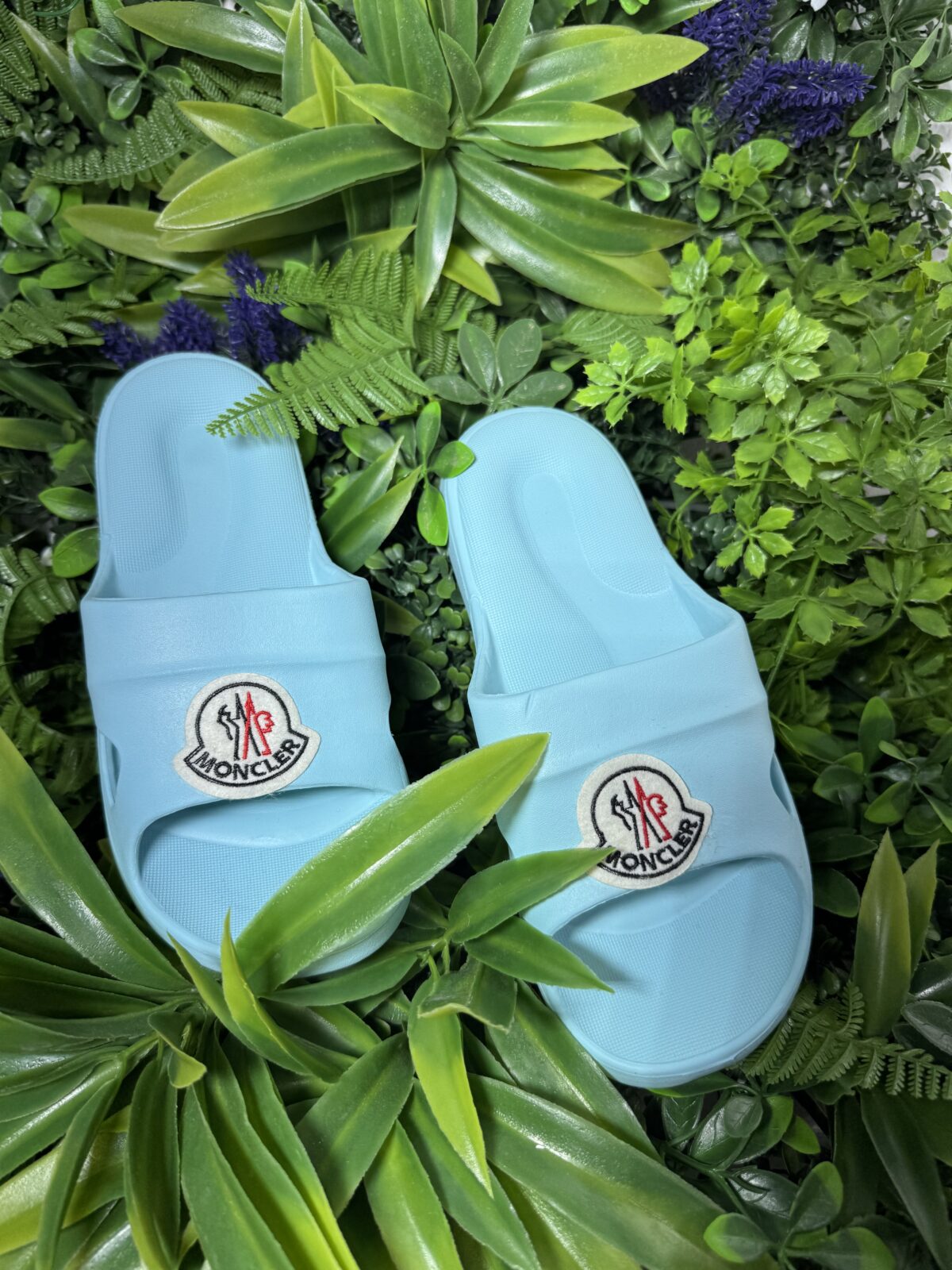 κομψές και μοντέρνες παντόφλες Moncler σε Γαλάζιο χρώμα